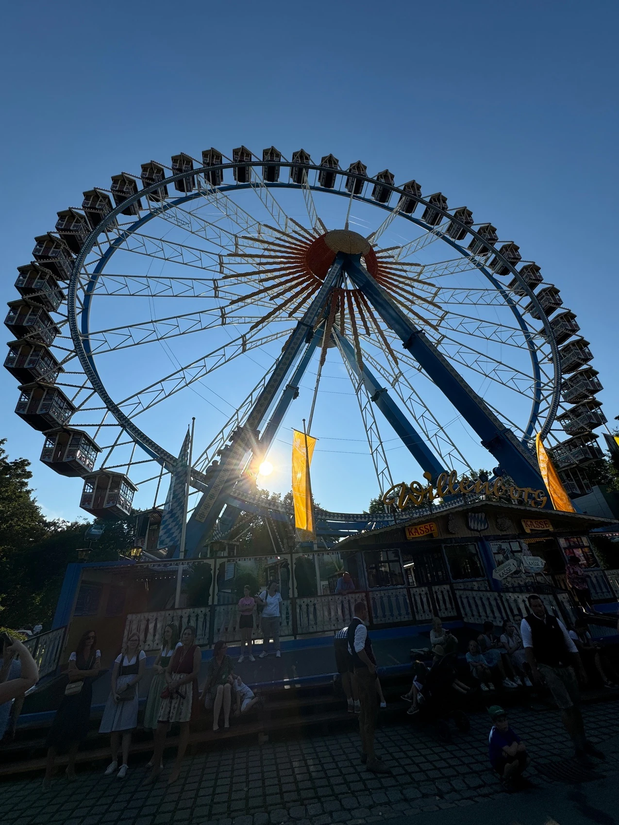 Die ersten Zelte und Fahrgeschfte stehen auf dem Gubodenvolksfest |  maximal RADIO Niederbayern